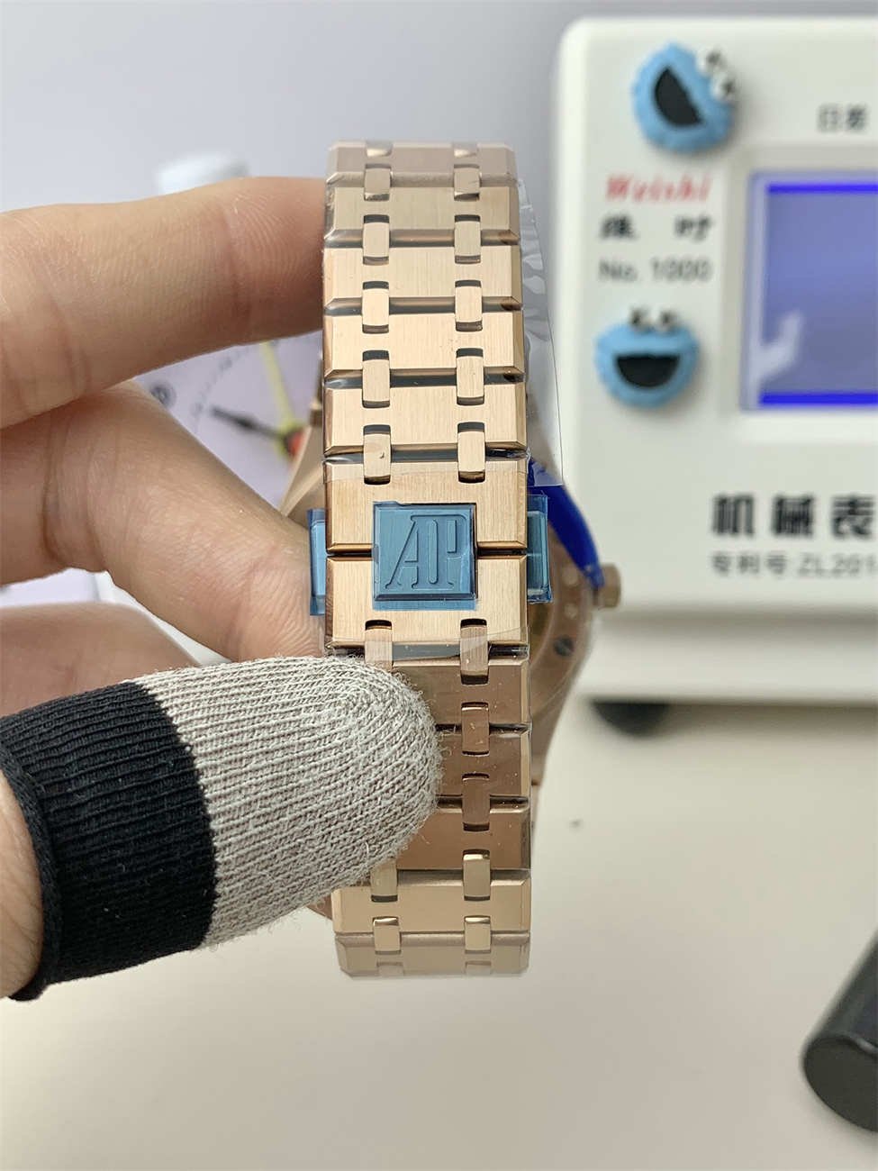 APS Factory AP 15510OR 1320OR 03 Replica – Royal Oak 41mm Rose Gold Blue Dial 4302 Integrated Movement